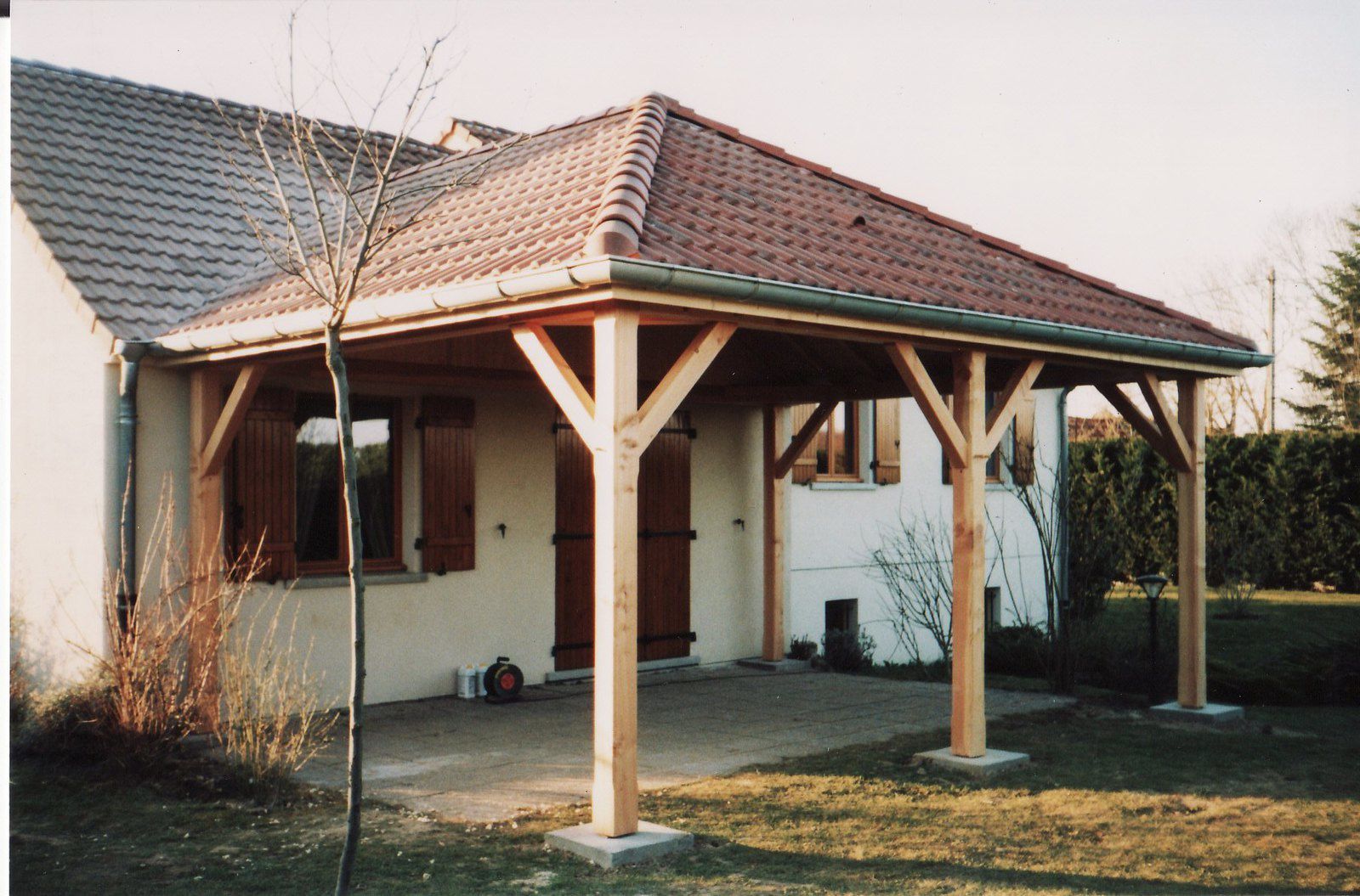 découvrez notre abri 3 pans, idéal pour protéger vos espaces extérieurs tout en ajoutant une touche esthétique à votre jardin. résistant et facile à installer, cet abri est parfait pour abriter vos outils, équipements de jardinage ou tout autre objet précieux. offrez à votre jardin la protection qu'il mérite avec notre abri de qualité.