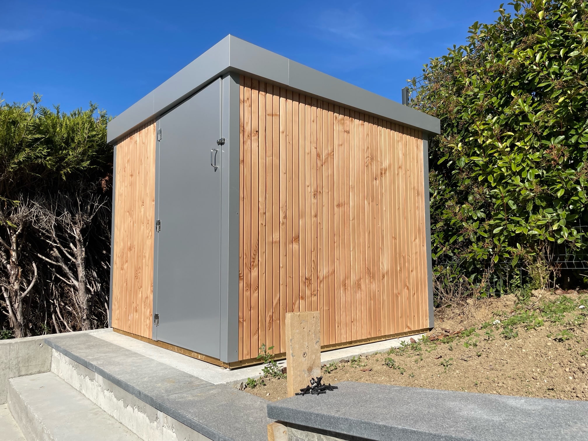découvrez notre gamme d'abris, conçus pour protéger vos véhicules, équipements de jardin et plus encore. solutions durables et esthétiques adaptées à tous vos besoins.