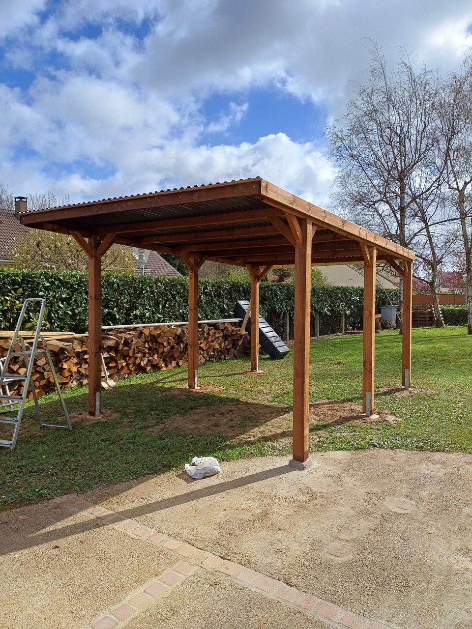 découvrez notre gamme de carports en bois, alliant esthétisme et durabilité. protégez votre véhicule des intempéries tout en apportant une touche naturelle à votre extérieur. idéaux pour tous les styles de maison, nos carports s'adaptent à vos besoins.