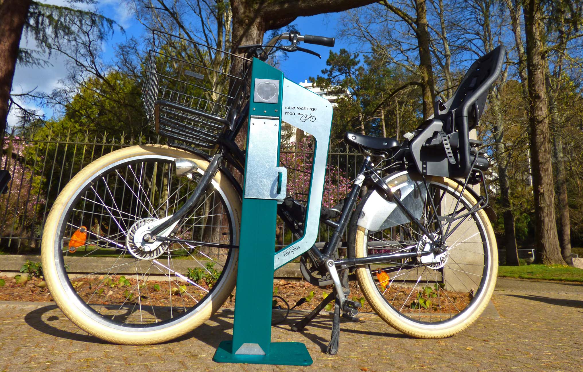 découvrez nos abris de recharge innovants, idéaux pour protéger vos stations de recharge électriques et garantir un accès facile en toute sécurité. parfaits pour particuliers et entreprises soucieux de l'écologie.