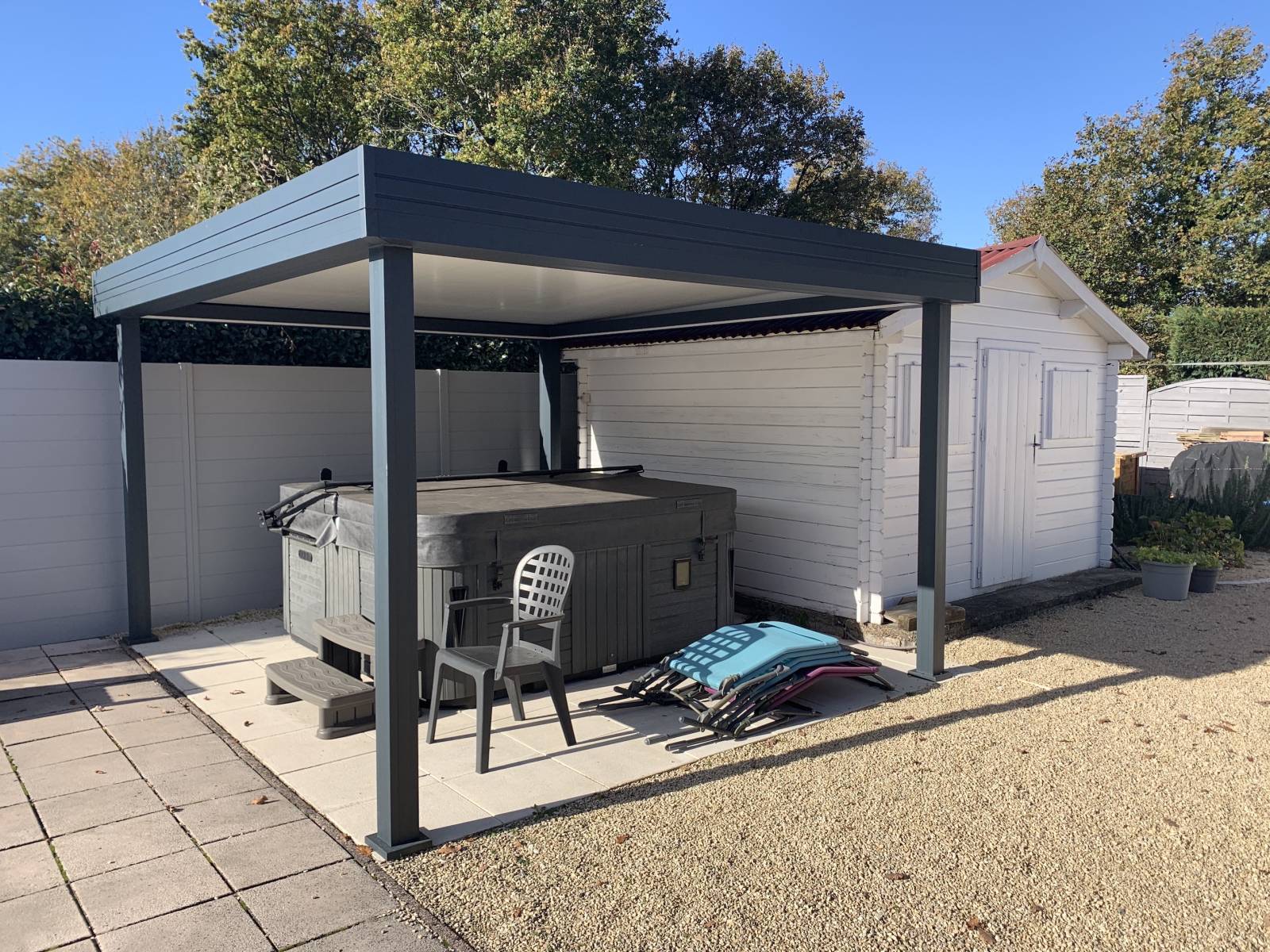 découvrez notre abri solaire pour terrasse, une solution idéale pour profiter pleinement de votre extérieur tout en étant protégé du soleil. cet équipement innovant allie confort, esthétique et respect de l'environnement, parfait pour créer un espace détente agréable.
