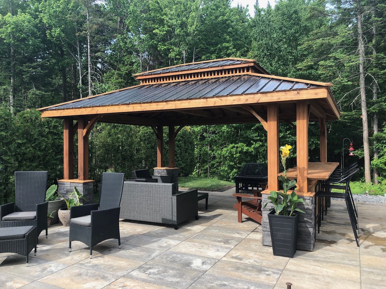 découvrez notre abri soleil en bois, l'élément parfait pour embellir votre jardin tout en vous protégeant des rayons du soleil. alliant esthétisme et fonctionnalité, cet abri en bois naturel s'intègre harmonieusement dans votre espace extérieur. profitez de moments de détente à l'ombre et créez une ambiance chaleureuse grâce à cet abri design et durable.