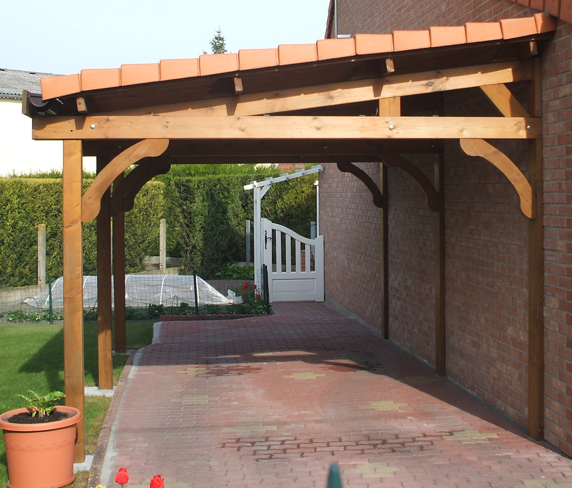 découvrez notre abri voiture 1 pente, idéal pour protéger votre véhicule des intempéries tout en s'intégrant harmonieusement dans votre jardin. sa conception moderne et fonctionnelle offre une solution pratique et esthétique pour tous les automobilistes. protégez votre voiture en toute simplicité.