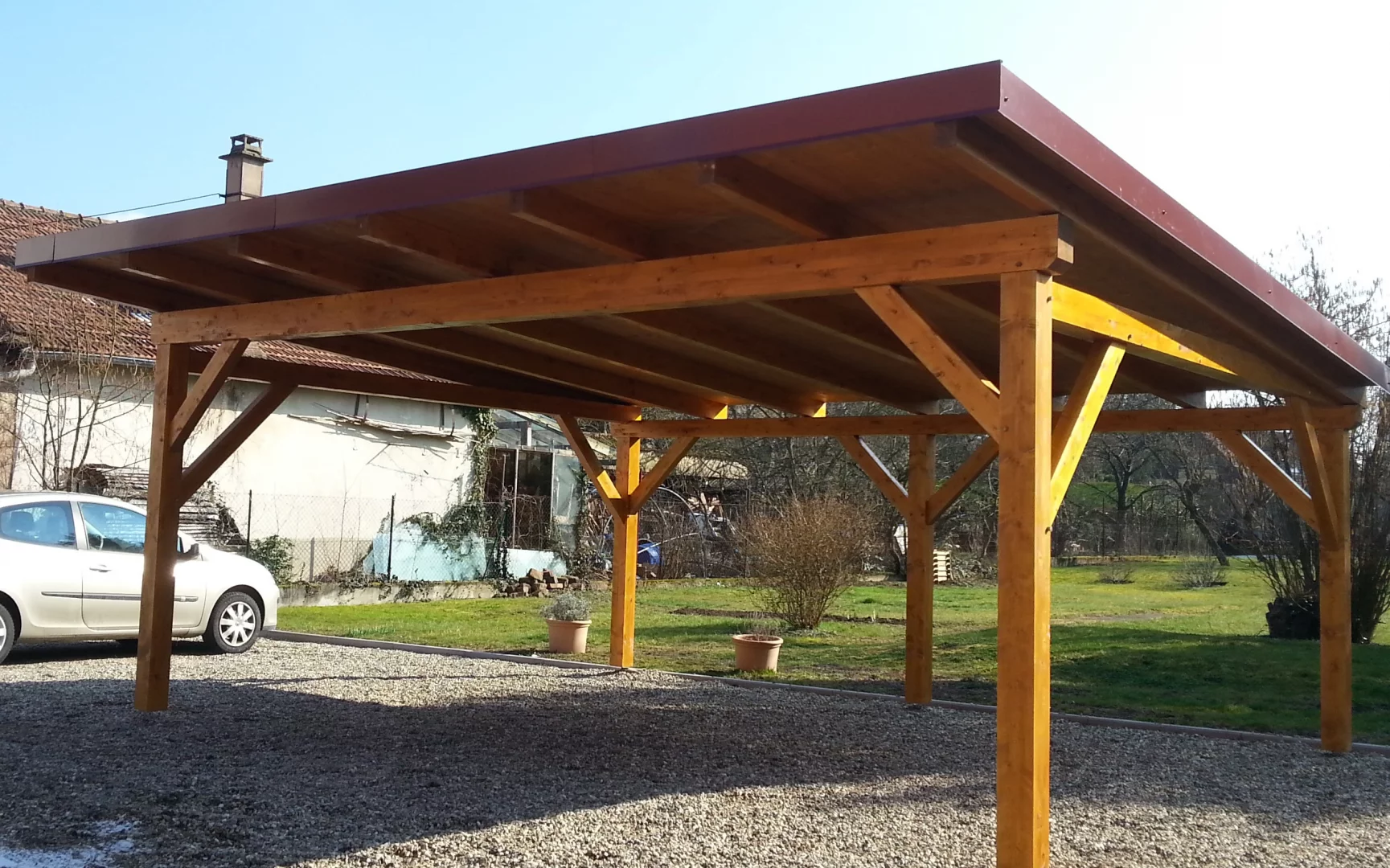 découvrez notre sélection d'abris voiture en bois, alliant esthétisme et robustesse pour protéger votre véhicule des intempéries. idéal pour embellir votre jardin tout en offrant une solution pratique et durable.