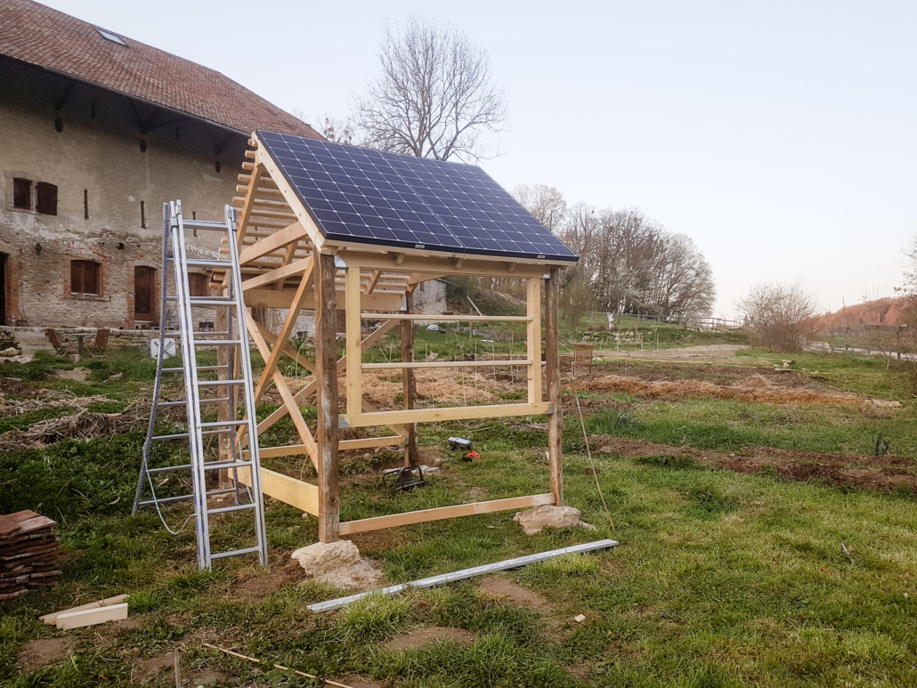 découvrez nos abris jardin solaires, une solution idéale pour allier rangement et respect de l'environnement. profitez d'un espace extérieur fonctionnel équipé de panneaux solaires pour alimenter vos appareils. optez pour une construction durable et esthétique qui valorise votre jardin.