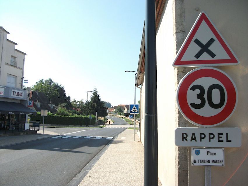 découvrez les enjeux et les implications liés à l'absence de panneau dans divers contextes, que ce soit en matière de sécurité routière, d'information publique ou de signalisation. explorez comment cette lacune peut affecter les comportements et la sécurité des individus.