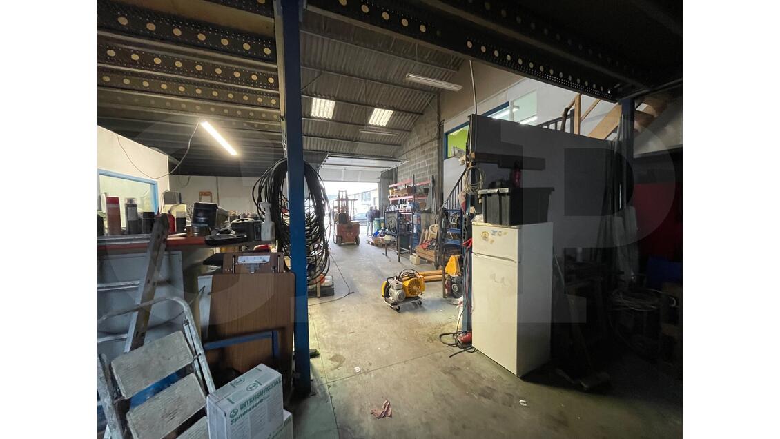 découvrez nos offres exceptionnelles d'achat de hangars adaptés à vos besoins. que ce soit pour un usage industriel, agricole ou stockage, trouvez l'espace idéal pour développer vos projets.