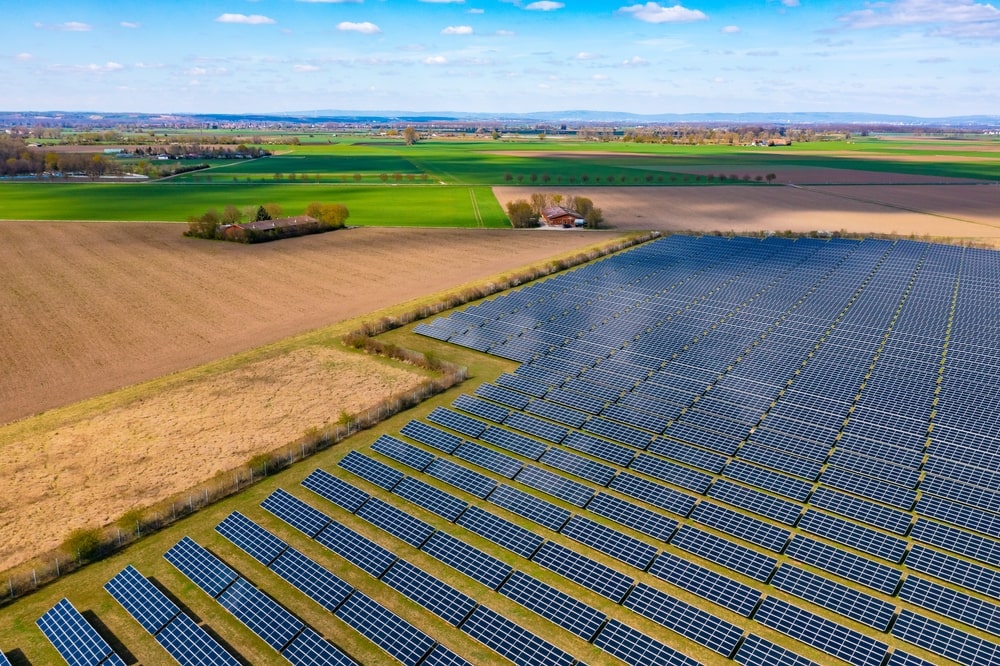 découvrez l'agriculture solaire, une solution innovante alliant production agricole et énergie renouvelable. apprenez comment cette pratique durable contribue à la protection de l'environnement tout en maximisant les rendements agricoles et en réduisant les coûts énergétiques.