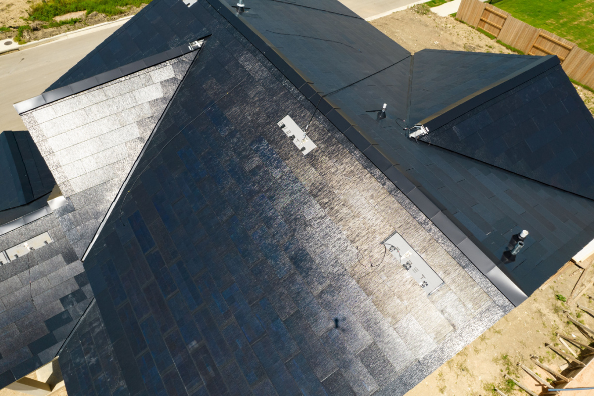 découvrez l'ardoise solaire tesla, une solution innovante et esthétique pour produire de l'énergie renouvelable tout en préservant l'apparence de votre maison. alliez durabilité et modernité grâce à cette toiture intégrée qui transforme la lumière du soleil en électricité.