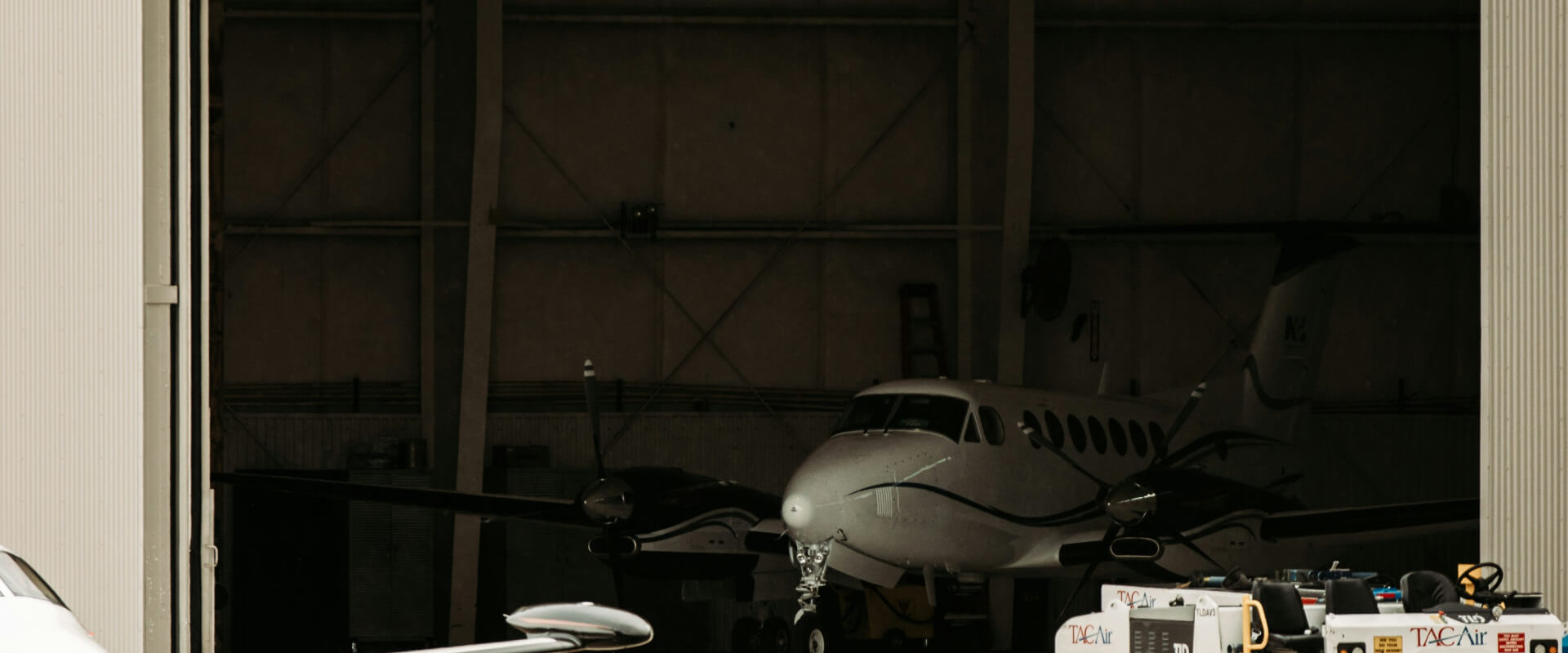 protégez votre hangar grâce à une assurance adaptée. découvrez nos solutions sur mesure pour couvrir vos biens contre les risques d'incendie, de vol et de dommages. assurez votre tranquillité d'esprit avec des garanties complètes et un service client à l'écoute.