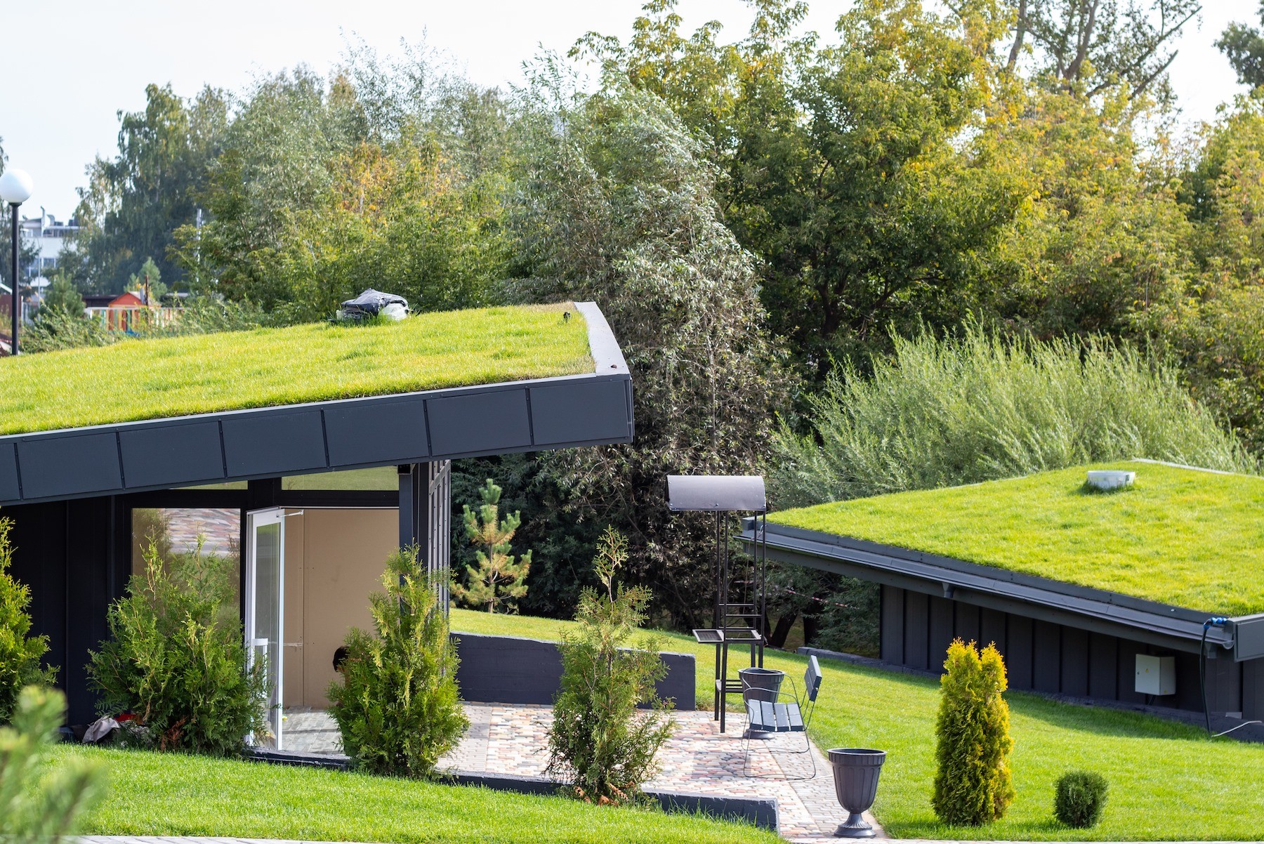 découvrez comment construire et vivre dans une maison autonome grâce à des techniques durables, des énergies renouvelables et des solutions innovantes pour réduire votre empreinte écologique tout en améliorant votre qualité de vie.