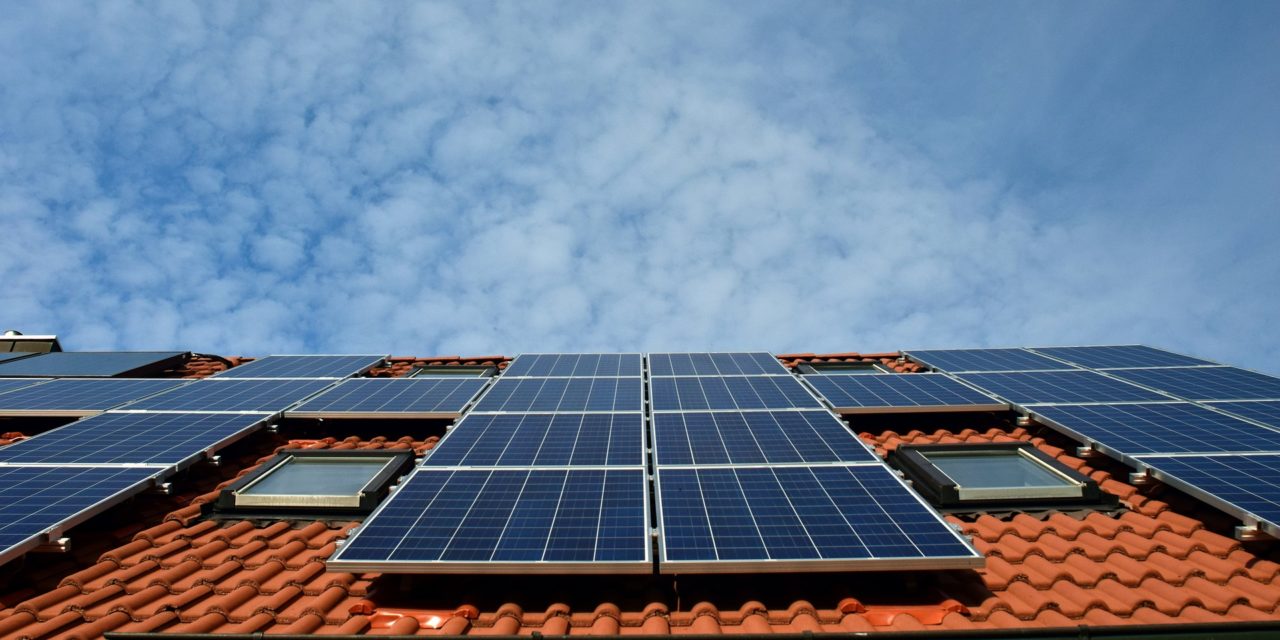 découvrez les solutions d'autonomie énergétique qui vous permettent de réduire votre dépendance aux sources d'énergie traditionnelles, d'économiser sur vos factures et de contribuer à un avenir durable.