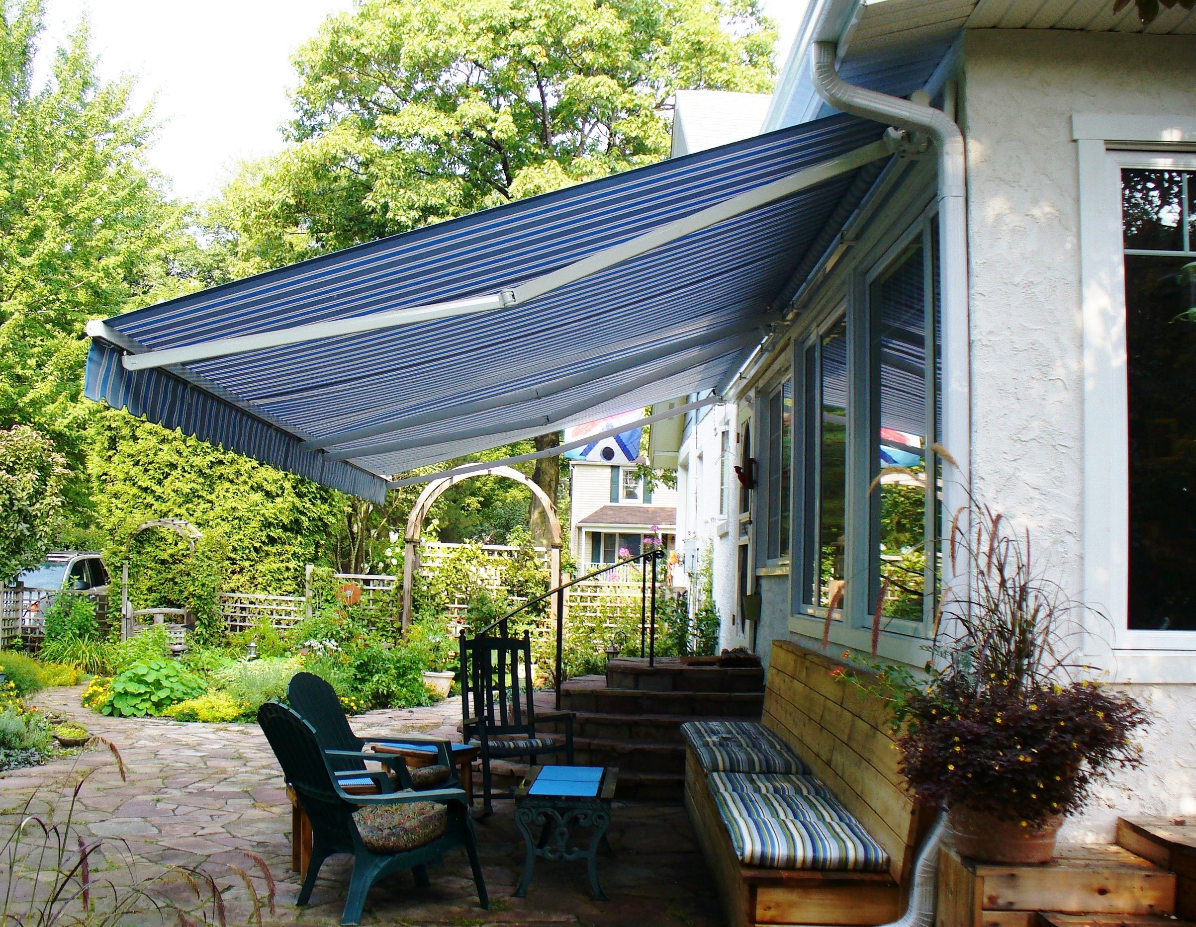 découvrez les avantages d'un auvent pour votre maison : protection contre les intempéries, valorisation de votre extérieur, et création d'un espace de vie agréable. explorez nos solutions variées et personnalisables pour tous vos besoins.