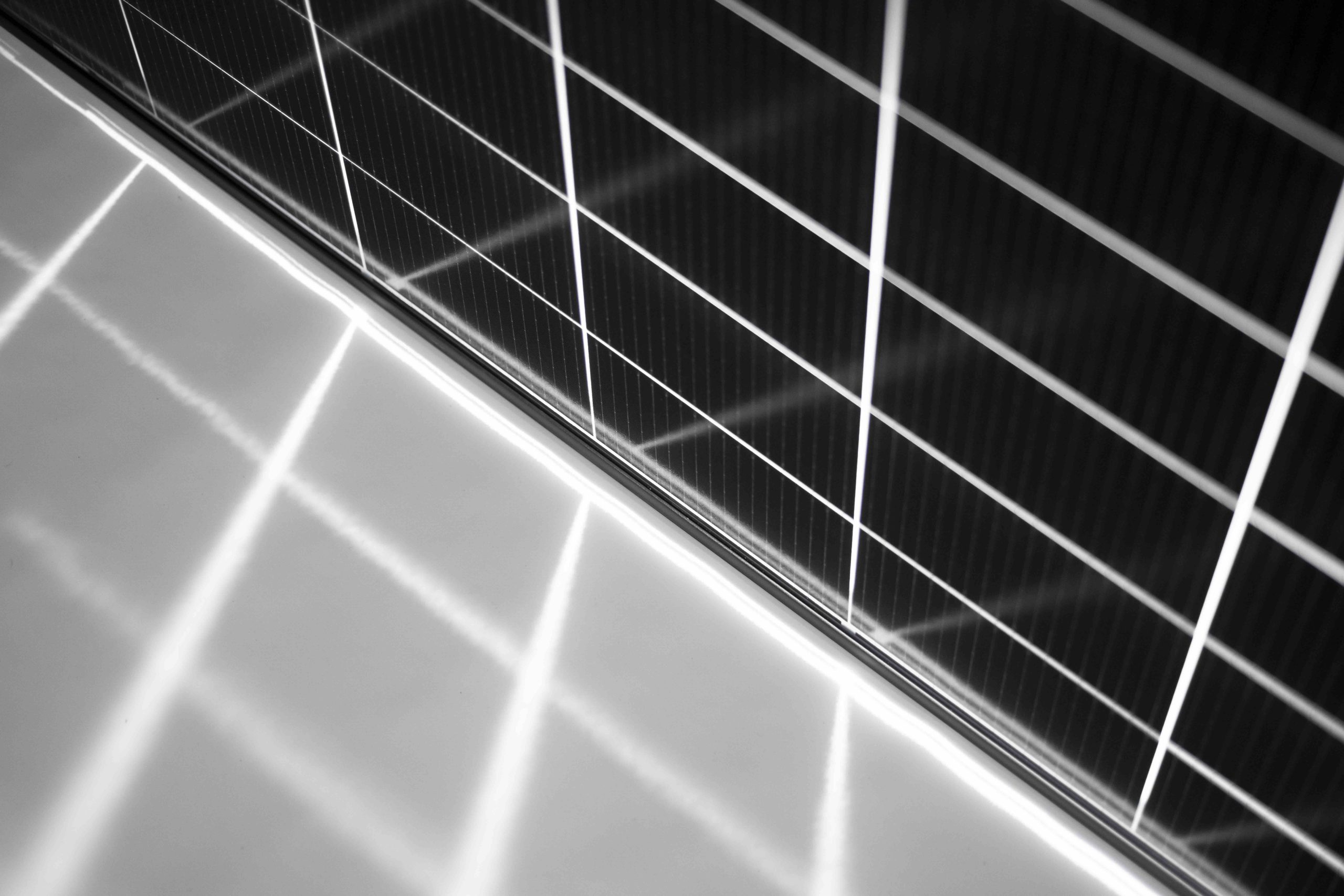 découvrez les avantages et inconvénients des panneaux photovoltaïques pour mieux comprendre leur impact sur l'environnement et votre budget. explorez les bénéfices économiques et écologiques ainsi que les défis associés à leur installation.
