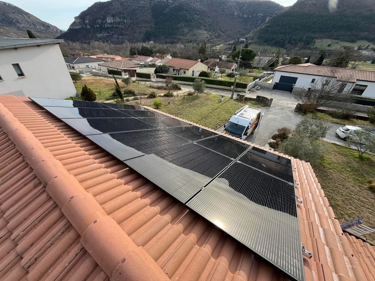 découvrez le bail emphytéotique photovoltaïque, une solution innovante pour optimiser l'utilisation des terrains tout en investissant dans l'énergie renouvelable. ce contrat de longue durée permet aux propriétaires de terrains de louer leurs espaces pour des projets solaires, favorisant ainsi la transition énergétique tout en générant des revenus durables.
