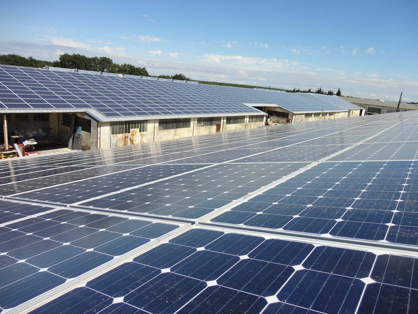 découvrez tout ce qu'il faut savoir sur le bail toiture photovoltaïque : un contrat avantageux pour les propriétaires et les investisseurs souhaitant valoriser leur toiture tout en contribuant à la transition énergétique. explorez les bénéfices, les conditions et les étapes pour mettre en place un tel projet.