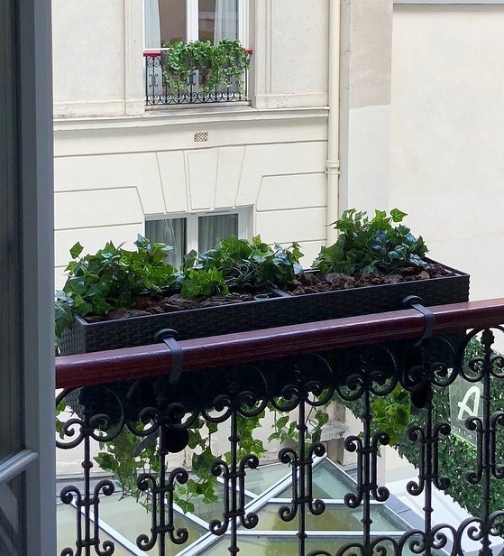découvrez comment installer un balcon factice pour embellir votre espace extérieur sans les contraintes d'une véritable structure. idéal pour ajouter du charme et personnaliser votre décoration, le balcon factice offre une solution esthétique et pratique pour votre maison.
