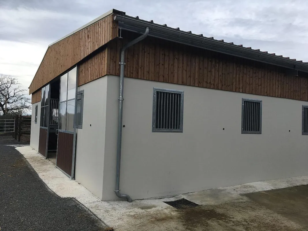 découvrez notre bardage en béton agricole, une solution durable et esthétique pour vos bâtiments agricoles. offrant une excellente résistance aux intempéries et un entretien minimal, notre bardage est idéal pour protéger vos espaces de travail tout en améliorant l'apparence de vos installations.