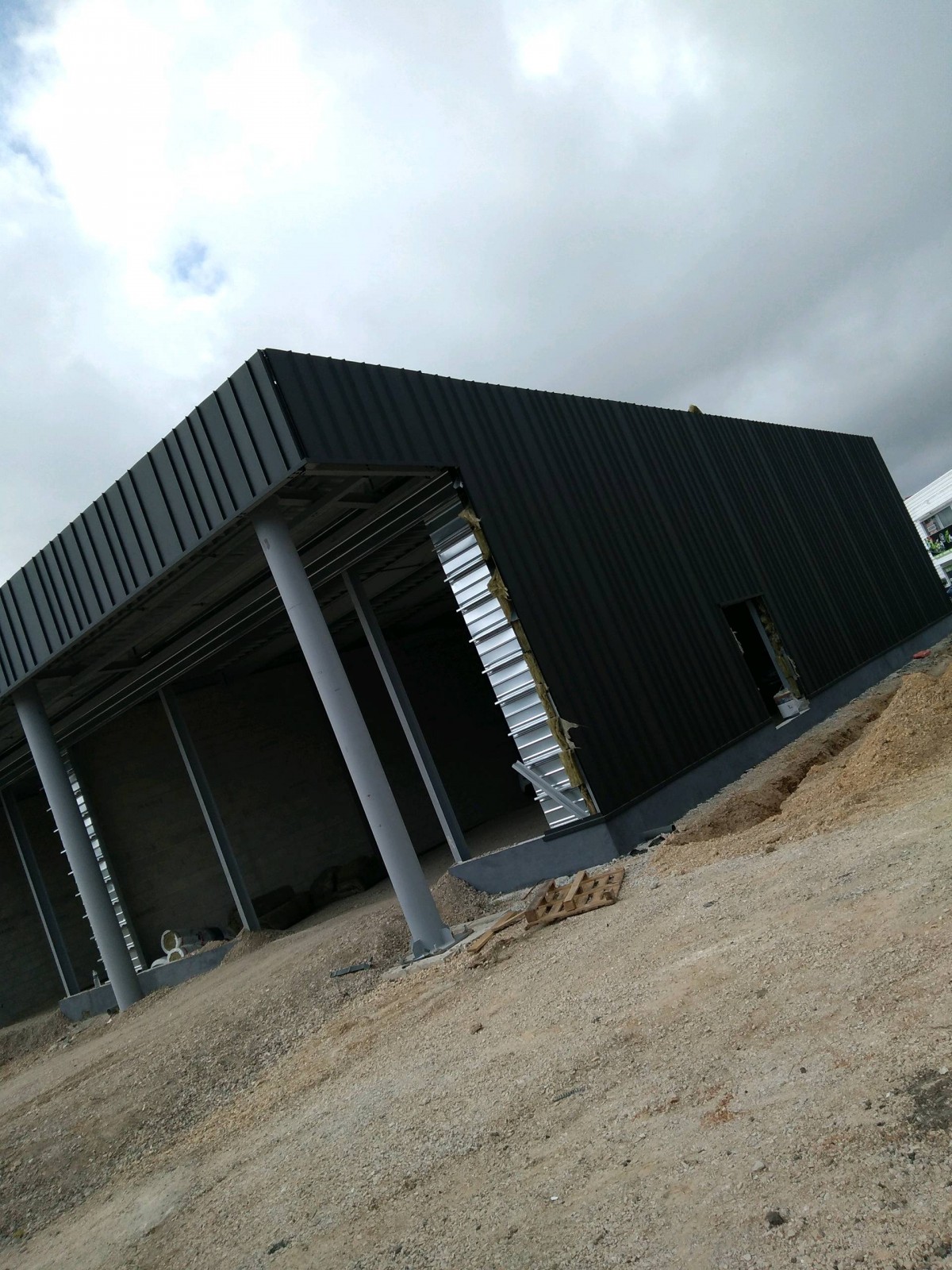 découvrez les avantages du bardage en béton pour vos constructions agricoles. résistant, durable et esthétiquement agréable, le bardage béton est la solution idéale pour protéger vos bâtiments tout en optimisant l'efficacité de votre exploitation.