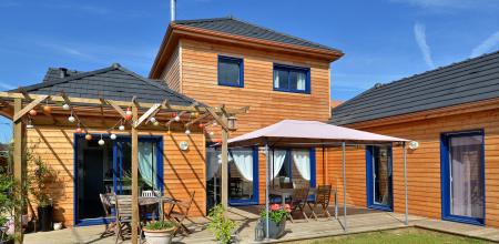 découvrez notre large gamme de bardage en bois, un choix esthétique et durable pour habiller vos façades. apportez chaleur et élégance à votre extérieur avec nos produits de qualité, adaptés à tous vos projets de construction ou de rénovation.