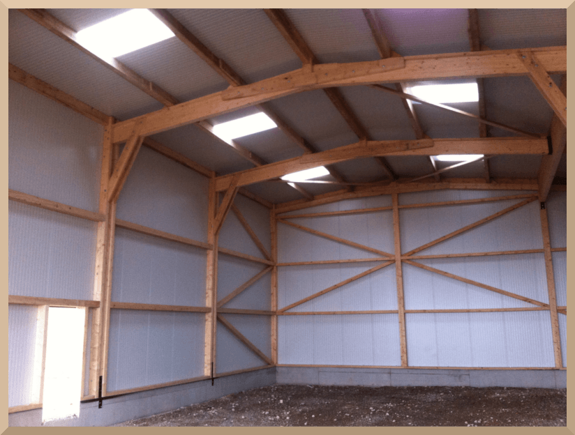 découvrez le bardage en bois pour hangars, une solution esthétique et durable qui allie protection et isolation. protégez vos structures tout en ajoutant une touche naturelle et chaleureuse à votre environnement.