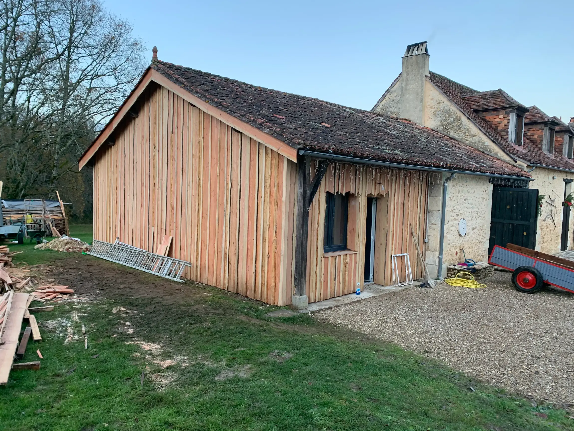 découvrez notre gamme de bardage en bois pour hangar, alliant esthétique et durabilité. idéal pour les structures agricoles ou de stockage, notre bardage en bois se décline en différentes essences et finitions pour s'adapter à vos besoins tout en offrant une isolation optimale.