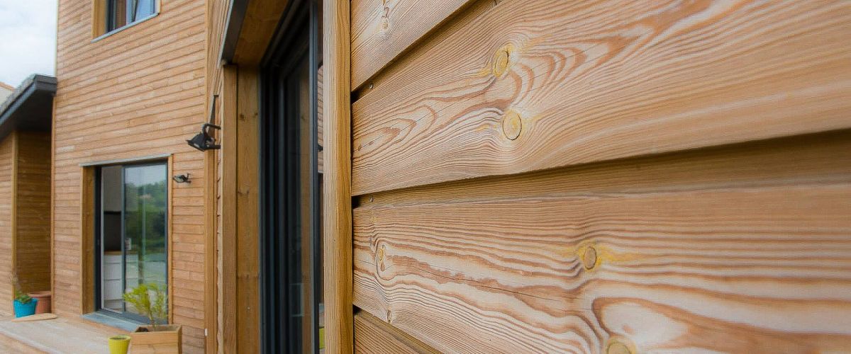 découvrez tout ce qu'il faut savoir sur le bardage : ses types, matériaux, avantages et conseils d'installation pour sublimer l'extérieur de votre maison.