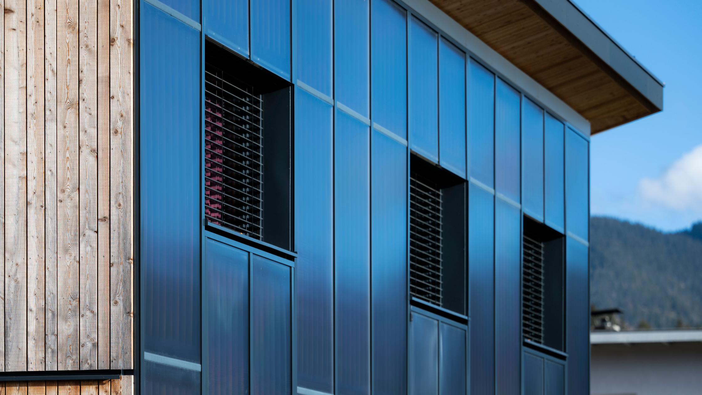 découvrez le bardage solaire, une solution innovante alliant esthétisme et performance énergétique. transformez votre bâtiment en exploitant l'énergie solaire tout en améliorant son isolation et son design. optez pour une construction durable et respectueuse de l'environnement.