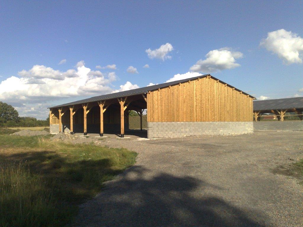 découvrez nos bâtiments agricoles en bois, alliant durabilité et esthétisme. conçus pour répondre aux besoins des agriculteurs modernes, ils offrent un espace fonctionnel et respectueux de l'environnement pour le stockage et l'élevage. optez pour une construction en bois qui valorise votre exploitation.