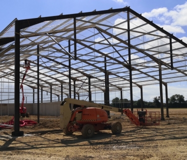 découvrez nos bâtiments agricoles en normandie, alliant tradition et modernité. que vous soyez éleveur, agriculteur ou agricultrice, nos constructions s'adaptent à vos besoins pour optimiser votre activité tout en respectant l'environnement.