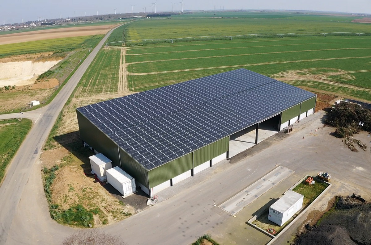 découvrez nos solutions innovantes pour les bâtiments agricoles photovoltaïques. optimisez votre production grâce à des panneaux solaires adaptés à vos besoins et contribuez à une agriculture durable tout en réduisant vos coûts énergétiques.