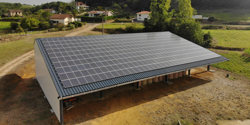 découvrez comment un bâtiment agricole solaire peut transformer votre exploitation en optimisant la production tout en respectant l'environnement. explorez les avantages de l'énergie solaire dans l'agriculture durable.
