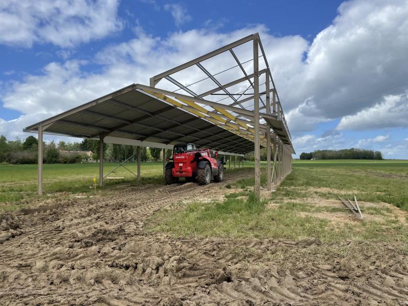 découvrez nos solutions de bâtiment agricole sur mesure, adaptées à vos besoins spécifiques. profitez d'une construction de qualité, alliant fonctionnalité et esthétisme pour optimiser votre exploitation agricole.
