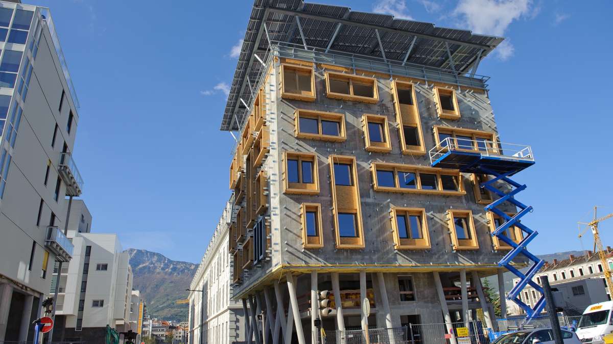 découvrez les bâtiments bepos, des constructions écoresponsables et à énergie positive qui allient confort, performance et respect de l'environnement. offrez-vous un espace de vie durable tout en réduisant votre empreinte carbonique.