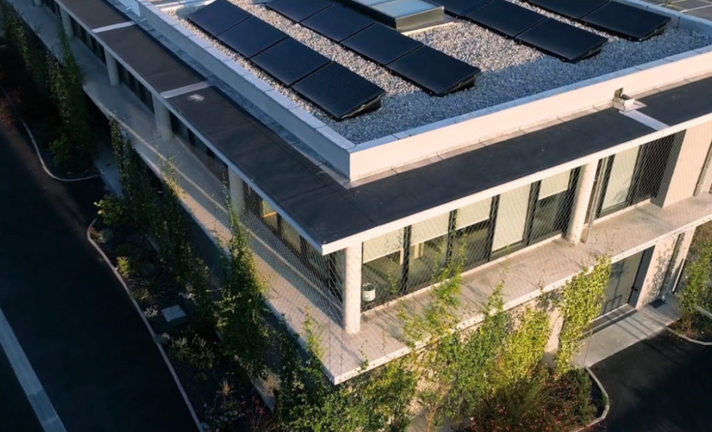 découvrez les caractéristiques des bâtiments bepos (bâtiments à énergie positive) qui produisent plus d'énergie qu'ils n'en consomment. apprenez comment ces constructions innovantes contribuent à la transition énergétique et au développement durable.