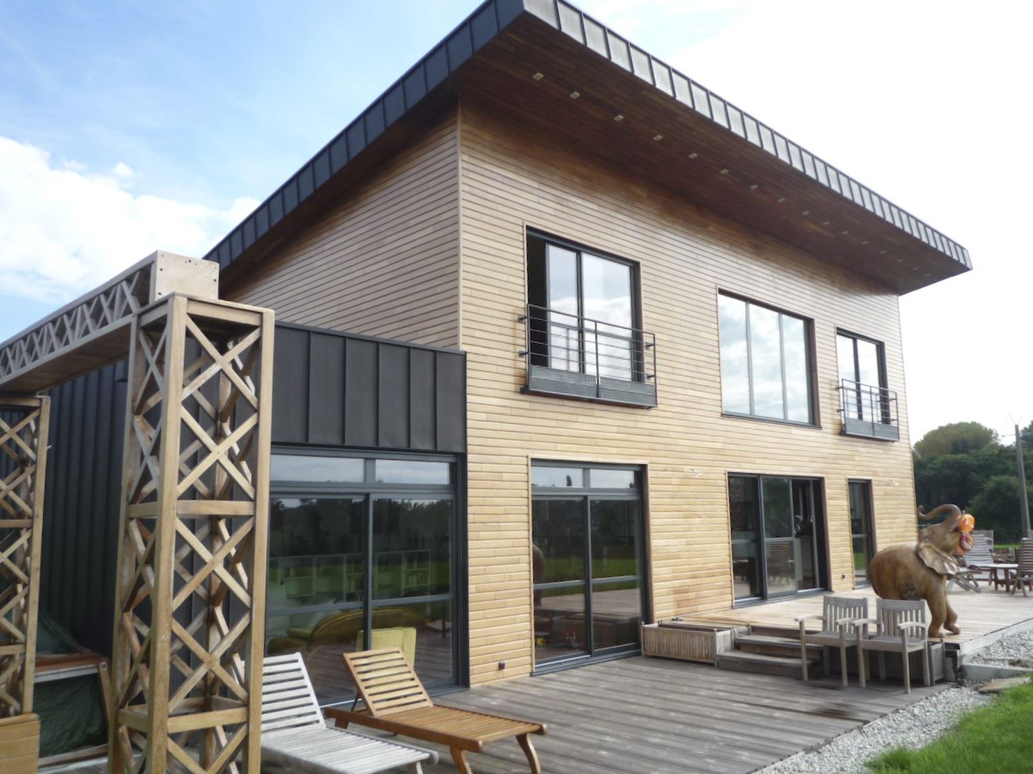 découvrez les avantages du bâtiment bois monopente : une structure moderne, esthétique et écologique, parfaite pour optimiser l'espace tout en offrant une solution durable. idéal pour vos projets de construction, ce type de bâtiment allie design et performance énergétique.