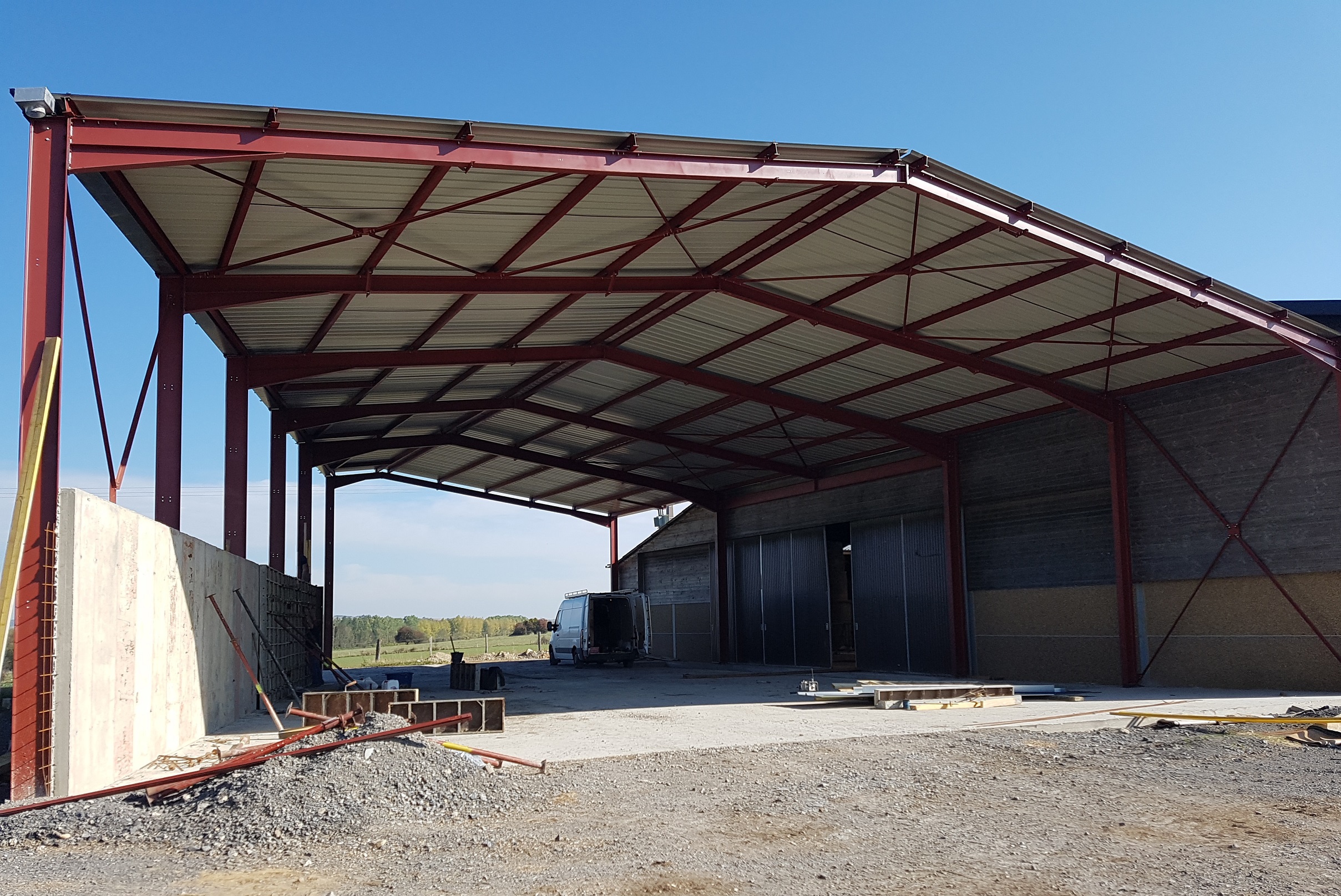 découvrez l'univers des bâtiments métalliques, des structures modernes et durables qui allient esthétique et performance. que ce soit pour des projets industriels, commerciaux ou agricoles, explorez les avantages, les applications et les innovations de cette solution architecturale.