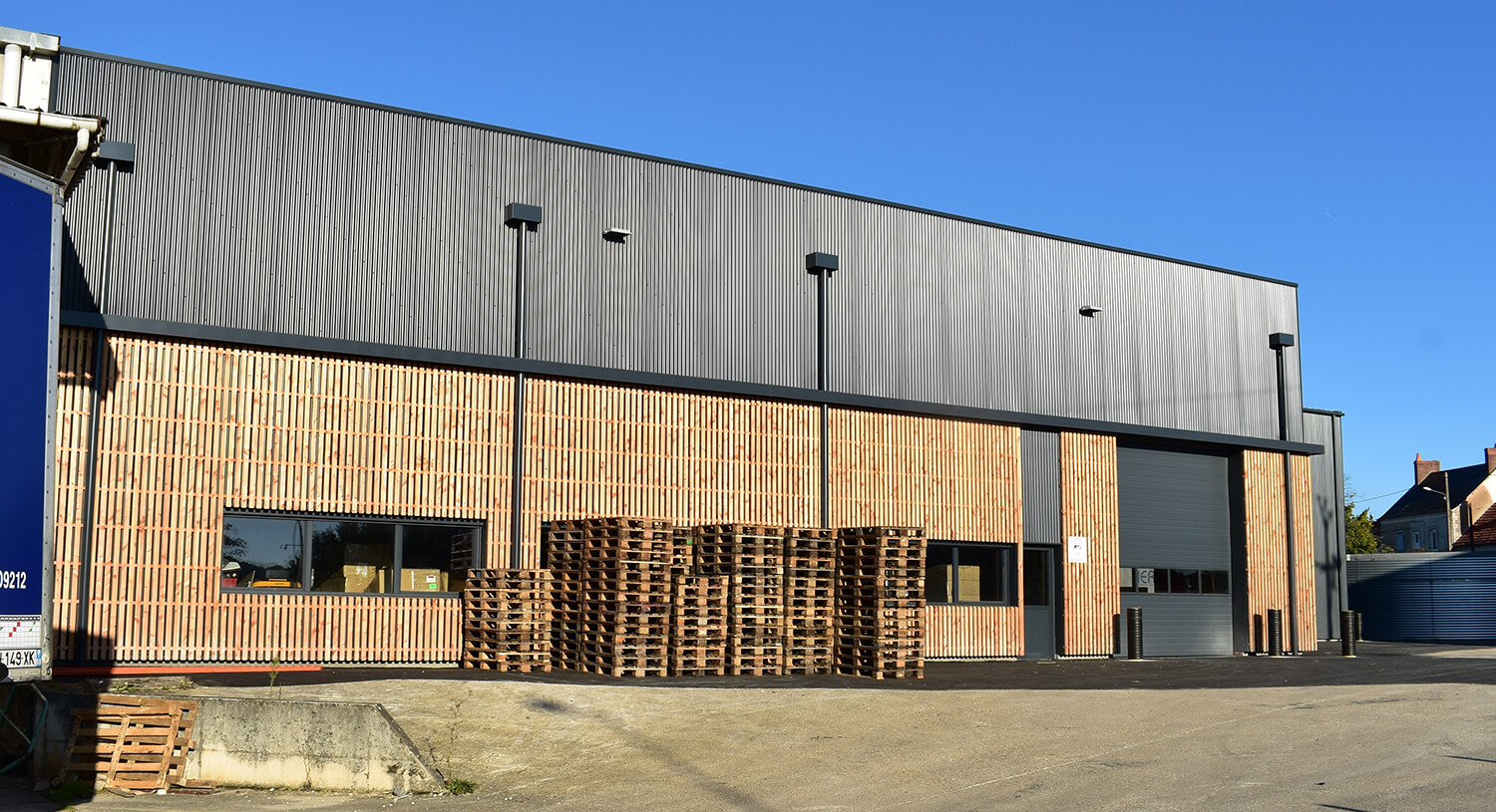 découvrez nos solutions innovantes en bâtiment métallique, alliant durabilité, esthétisme et praticité. idéales pour vos projets industriels, commerciaux ou agricoles, nos structures métalliques s'adaptent à tous vos besoins.