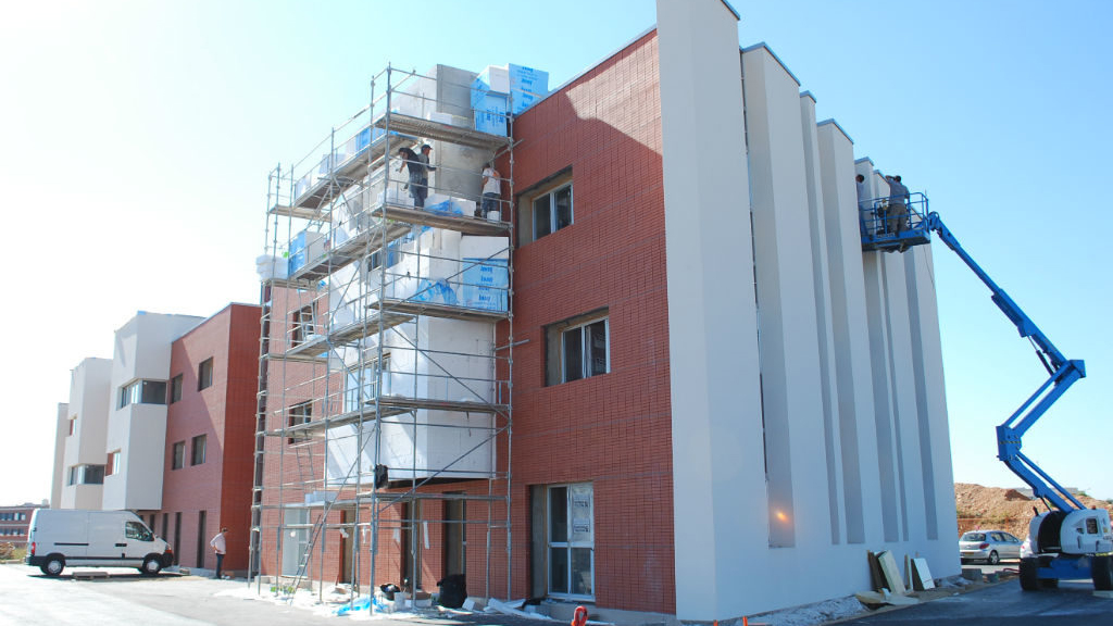 découvrez le concept de bâtiment positif : une approche architecturale innovante alliant confort, efficacité énergétique et respect de l'environnement. apprenez comment ces structures vont au-delà de leurs besoins énergétiques, produisant davantage d'énergie qu'elles n'en consomment, tout en améliorant la qualité de vie de leurs occupants.