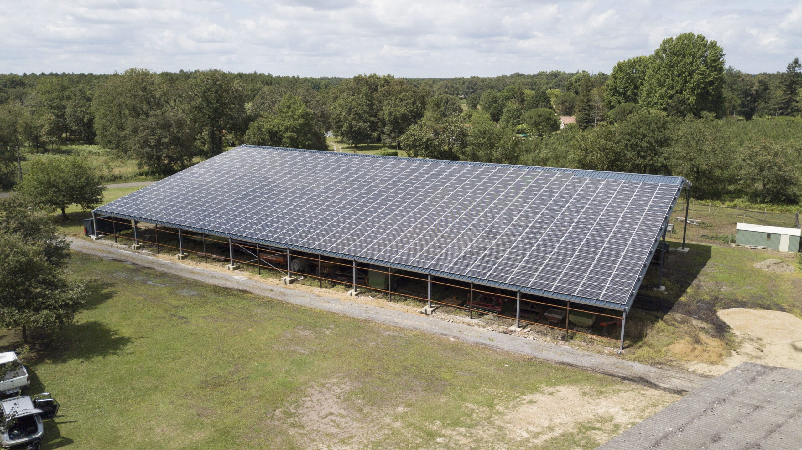 découvrez comment les bâtiments agricoles photovoltaïques transforment l'agriculture moderne en alliant production d'énergie durable et optimisation des espaces. maximisez vos récoltes tout en réduisant votre empreinte carbone grâce à des solutions innovantes adaptées à vos besoins.