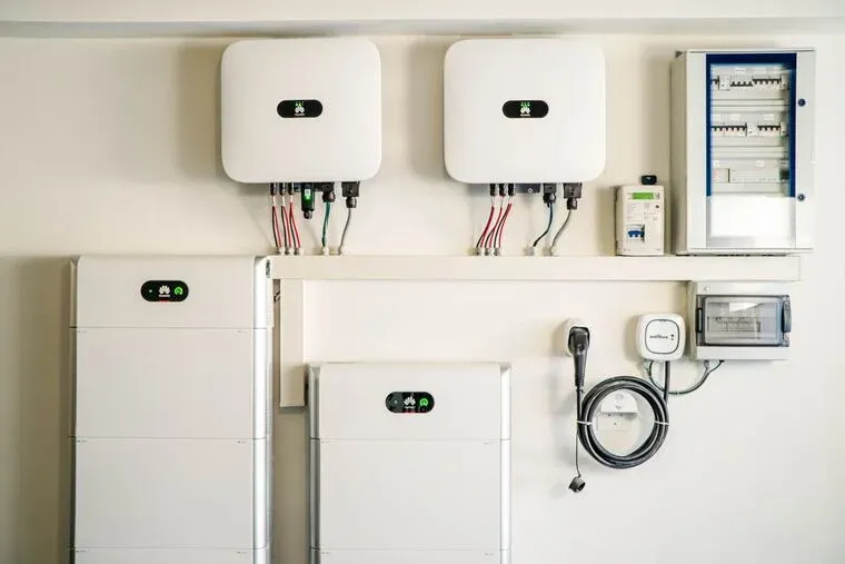 découvrez tout sur les batteries pour panneaux solaires : comment elles fonctionnent, les différents types disponibles et comment choisir la meilleure pour maximiser l'autonomie de votre installation solaire.