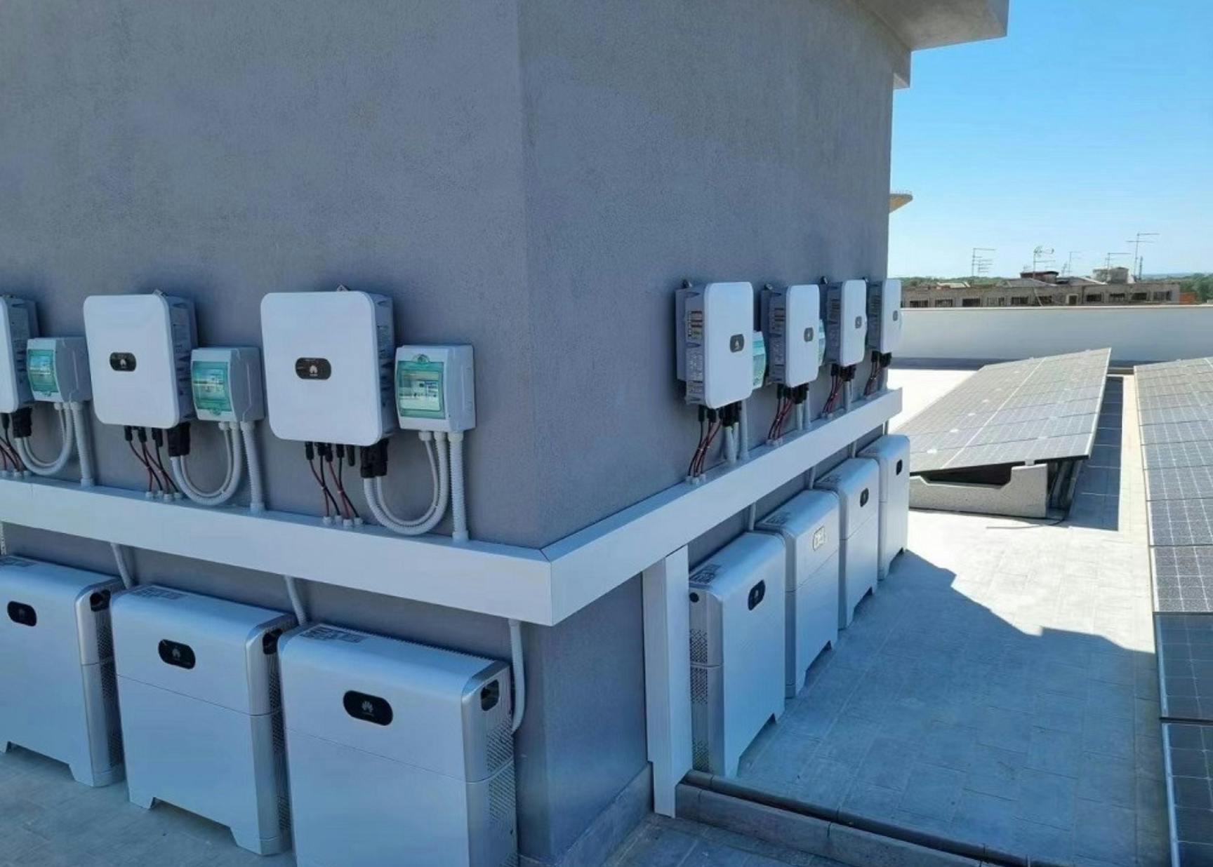 découvrez tout ce qu'il faut savoir sur les batteries photovoltaïques : leur fonctionnement, leurs avantages pour le stockage d'énergie solaire, et comment elles peuvent optimiser votre consommation d'électricité tout en contribuant à la transition énergétique.