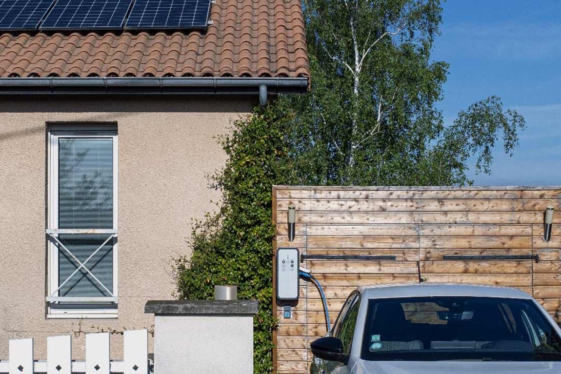 découvrez nos bornes solaires pour véhicules, une solution écologique et innovante pour recharger votre voiture tout en respectant l'environnement. profitez d'une autonomie énergétique grâce à l'énergie solaire et modernisez votre manière de vous déplacer.