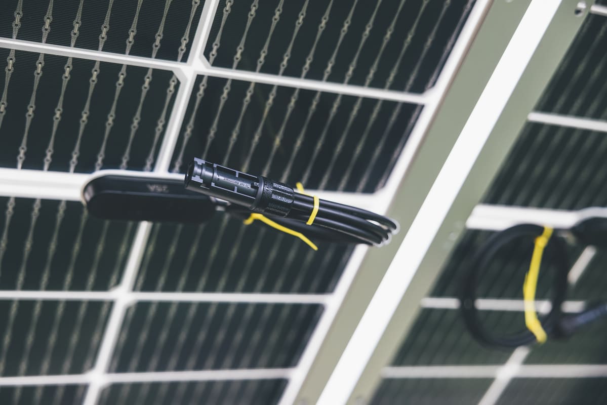 découvrez comment réaliser le branchement de vos panneaux solaires en toute simplicité. suivez notre guide étape par étape pour optimiser votre installation, réduire votre facture d'électricité et contribuer à la transition énergétique. informez-vous sur les équipements nécessaires et les réglementations en vigueur.
