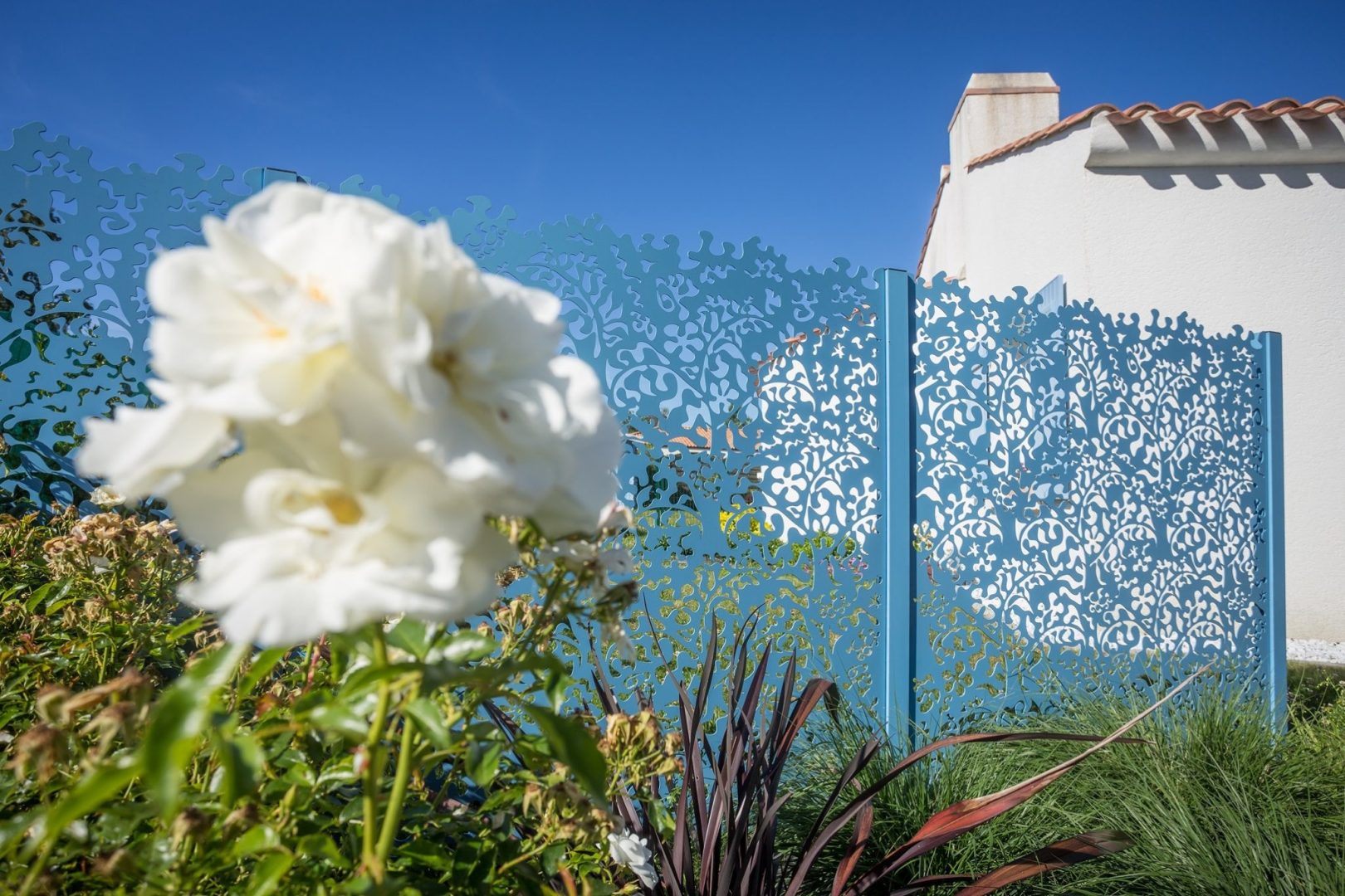 découvrez des astuces pratiques pour cacher vos panneaux tout en améliorant l'esthétique de votre espace extérieur. transformez votre jardin ou votre terrasse avec des solutions discrètes et élégantes.
