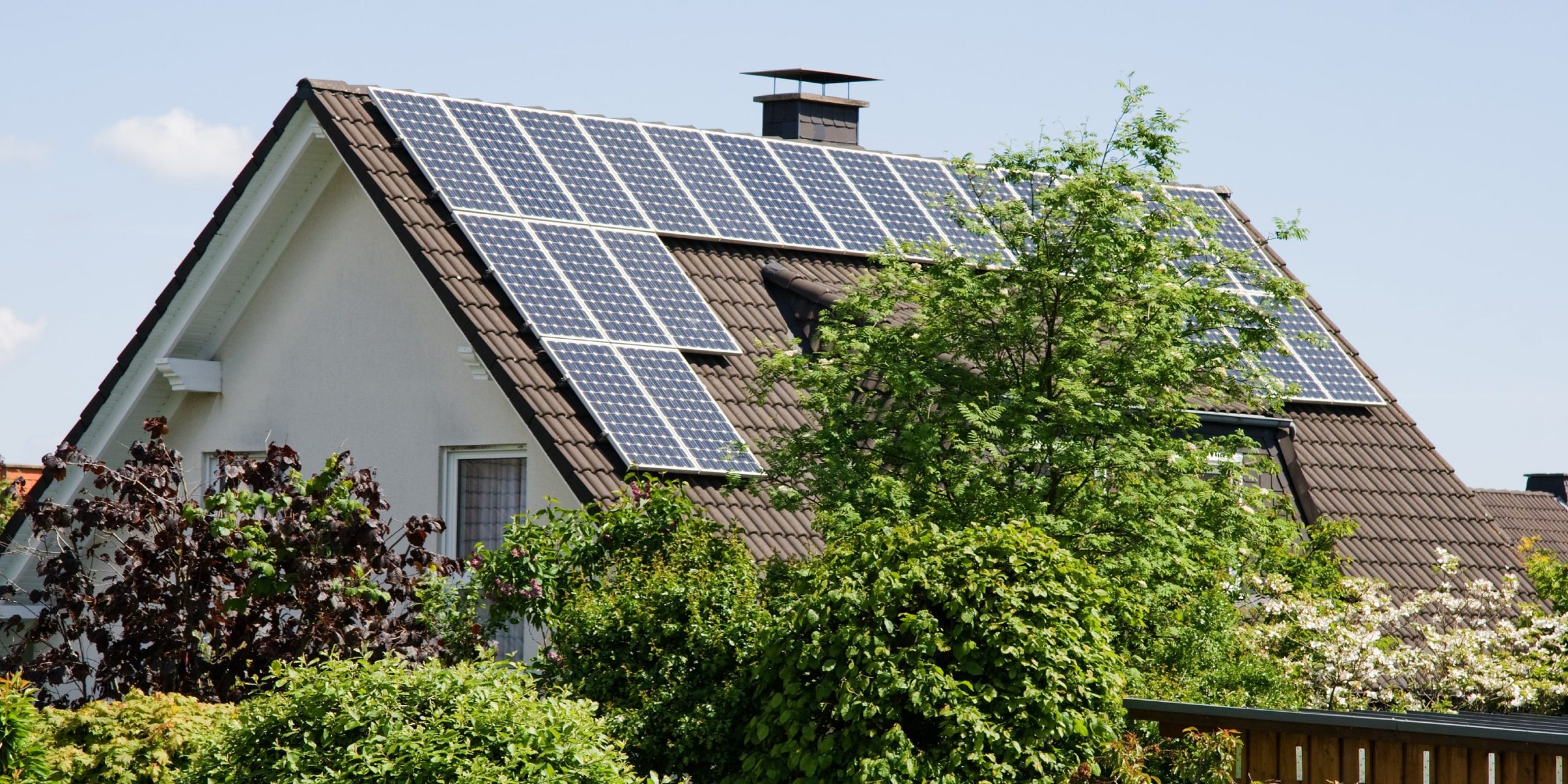 découvrez notre guide complet sur le calcul photovoltaïque, qui vous aide à estimer la production d'énergie solaire de votre installation, à optimiser votre investissement et à réduire vos factures d'électricité.
