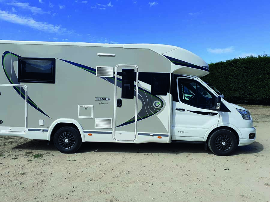 découvrez le camping-car puissant qui allie confort et performance pour vos aventures sur la route. profitez d'une expérience de voyage inégalée avec une motorisation robuste, des équipements modernes et un espace optimisé pour toute la famille.