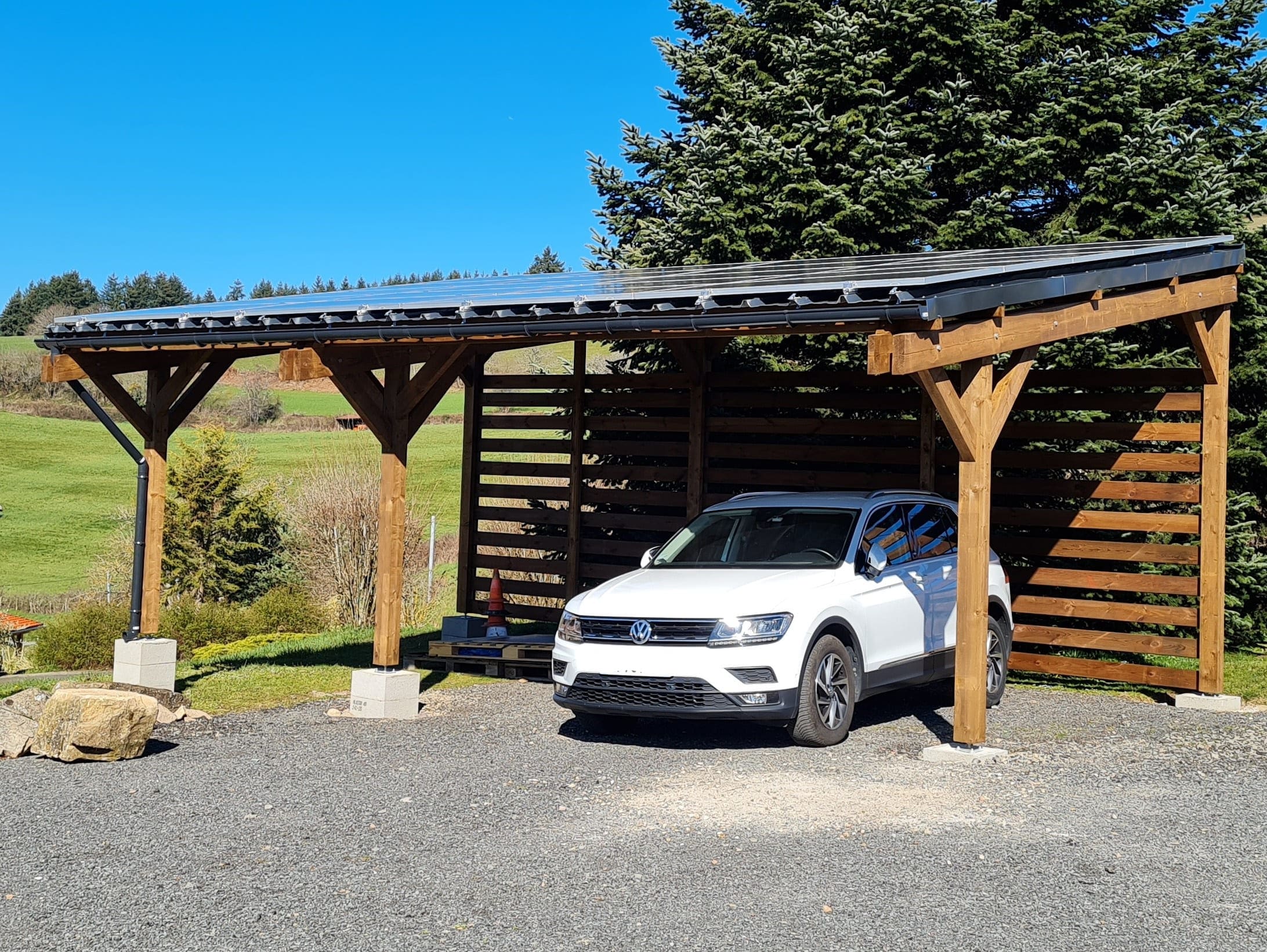 découvrez notre carport pour 2 voitures, une solution pratique et esthétique pour protéger vos véhicules des intempéries. fabriqué avec des matériaux de qualité, il offre un espace sécurisé tout en s'intégrant harmonieusement à votre jardin. optez pour un abri qui allie fonctionnalité et style.
