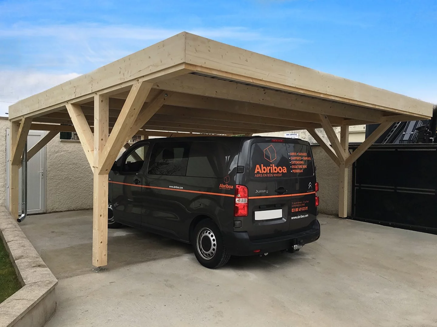 découvrez notre carport pour 2 voitures, alliant esthétique et fonctionnalité. protégez vos véhicules des intempéries tout en ajoutant une touche moderne à votre extérieur. idéal pour les familles ou les couples, ce carport est conçu pour s'adapter à tous les styles de maison.