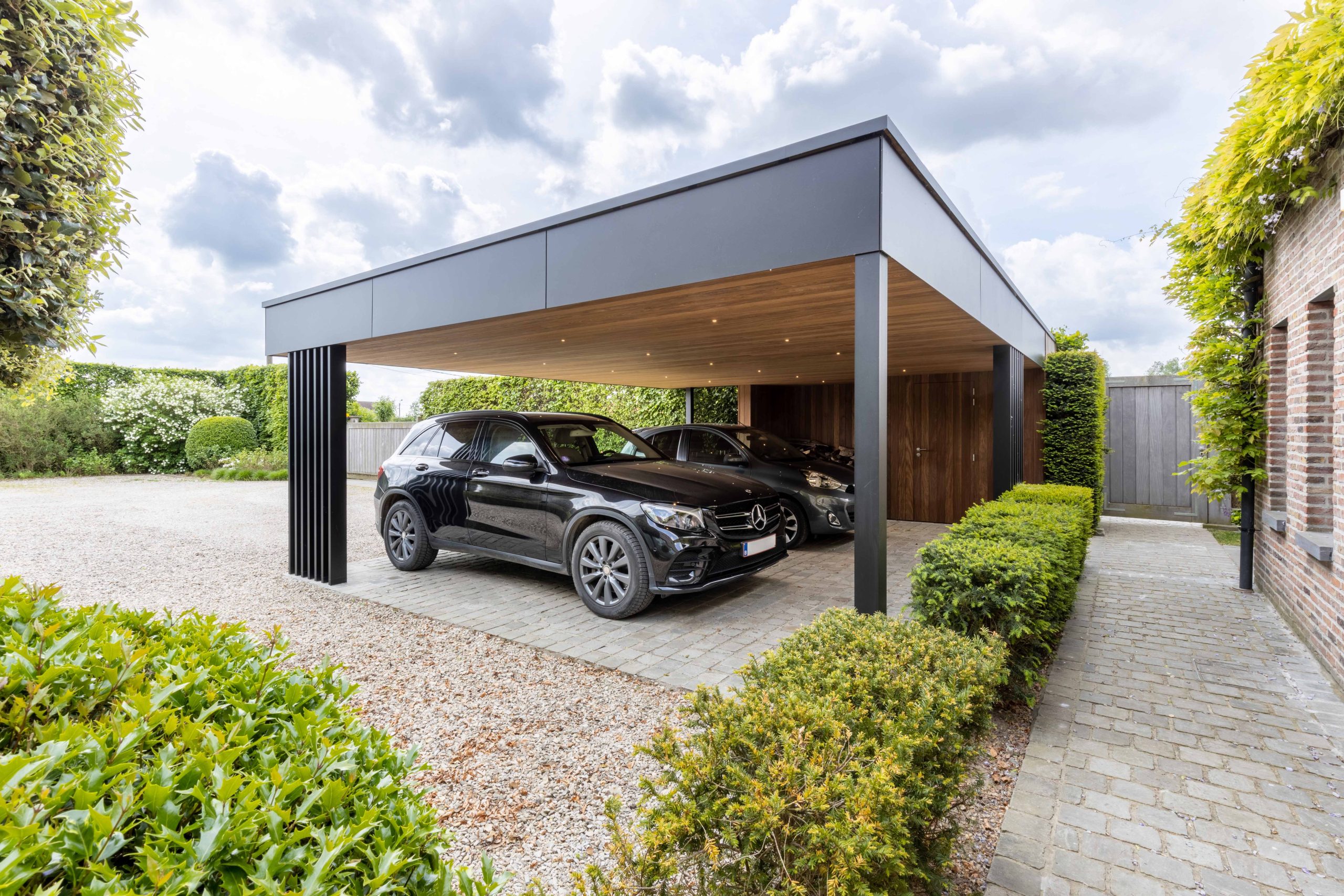 découvrez notre sélection de carports, des abris de voiture fonctionnels et esthétiques, conçus pour protéger votre véhicule des intempéries tout en s'intégrant harmonieusement dans votre espace extérieur.
